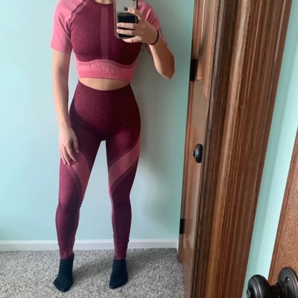 New Fabletics Workout Set - Picture 7 of 8